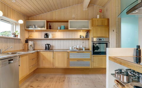 Josten - 500M from the Sea: Køkken, Køkken Apparat, Countertop, Indretning, Træ, Større Bandage, Gulvbelægning, Møbel, Loft, Cabinetry