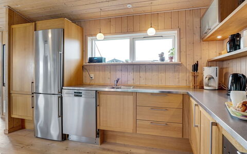 Josten - 500M from the Sea: Køkken, Køkken Apparat, Countertop, Gulvbelægning, Indretning, Større Bandage, Cabinetry, Træ, Møbel, Etage