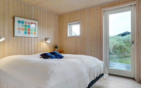 Josten - 500M from the Sea: Træ, Gulvbelægning, Indretning, Soveværelse, Etage, Loft, Seng, Møbel, Værelse, Trægulve
