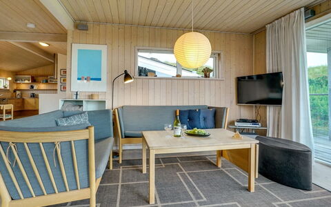 Josten - 500M from the Sea: Indretning, Møbel, Gulvbelægning, Træ, Etage, Loft, Værelse, Couch, Bord, Stue