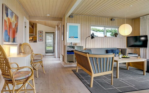 Josten - 500M from the Sea: Indretning, Møbel, Træ, Gulvbelægning, Loft, Etage, Hjem, Stue, Trægulve, Bord