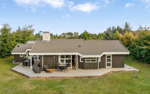 Mechthild - 2.7Km from the Sea: Loft, Gulvbelægning, Indretning, Etage, Kompositmateriale, Møbel, Udvej, Hotel, Design, Dagslys