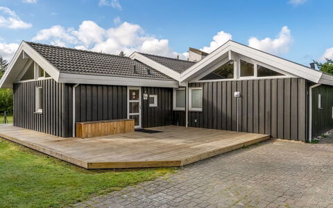 Mechthild - 2.7Km from the Sea: Loft, Gulvbelægning, Indretning, Etage, Kompositmateriale, Møbel, Udvej, Hotel, Design, Dagslys