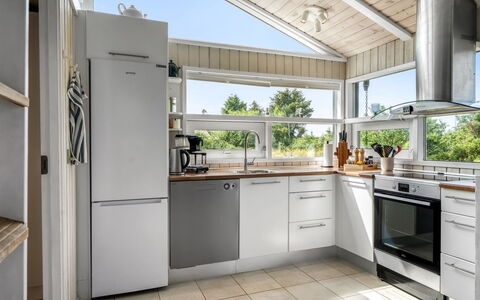 Immi - 1.5Km from the Sea: Køkken Apparat, Køkken, Countertop, Større Bandage, Indretning, Husholdningsapparat, Gulvbelægning, Træ, Cabinetry, Møbel