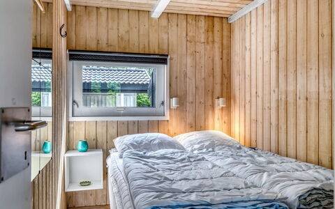 Immi - 1.5Km from the Sea: Træ, Planke, Soveværelse, Hårdttræ, Bejdse, Bjælkehytte, Design, Seng, Sengetøj