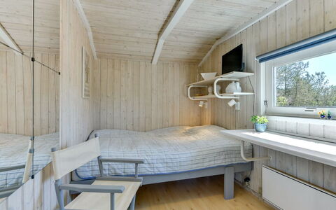 Immi - 1.5Km from the Sea: Træ, Indretning, Loft, Etage, Gulvbelægning, Soveværelse, Værelse, Seng, Planke, Bejdse
