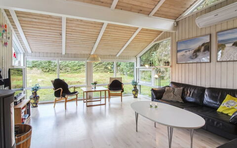 Immi - 1.5Km from the Sea: Træ, Loft, Indretning, Hjem, Gulvbelægning, Etage, Dør, Sommerhus, Stue, Veranda