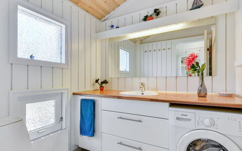 Immi - 1.5Km from the Sea: Møbel, Indretning, Stol, Gulvbelægning, Bord, Udvej, Etage, Loft, Værelse, Eco Hotel