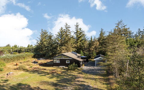Immi - 1.5Km from the Sea: Møbel, Indretning, Stol, Gulvbelægning, Bord, Udvej, Etage, Loft, Værelse, Eco Hotel