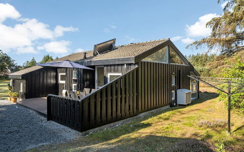 Immi - 1.5Km from the Sea: Møbel, Indretning, Stol, Gulvbelægning, Bord, Udvej, Etage, Loft, Værelse, Eco Hotel