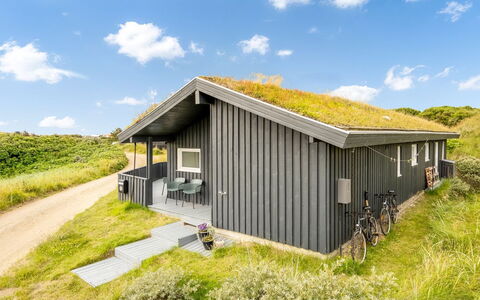 Rosemari - 260M from the Sea: Hus, Hjem, Dør, Tag, Sommerhus, Estate, Have, Skygge, Sidespor, Gård