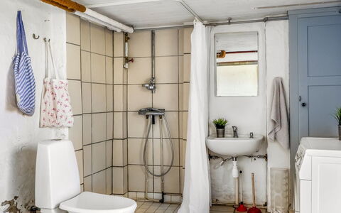 Baldine - 140M from the Sea: Gulvbelægning, Sanitærarmatur, Toiletbræt, Indretning, Etage, Toilet, Badeværelse, Vvs, Værelse, Håndvask