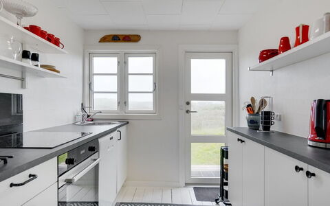 Baldine - 140M from the Sea: Køkken, Køkken Apparat, Countertop, Større Bandage, Cabinetry, Gulvbelægning, Indretning, Husholdningsapparat, Etage, Komfur