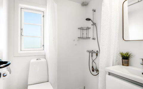 Baldine - 140M from the Sea: Sanitærarmatur, Badeværelse, Indretning, Gulvbelægning, Toilet, Etage, Toiletbræt, Vvs, Tap, Håndvask
