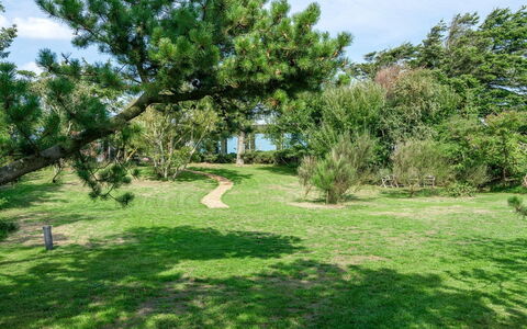 Wuantekica - 410M from the Sea: Gulvbelægning, Væg, Etage, Indretning, Træ, Loft, Trægulve, Belysning, Møbel, Laminat Gulv