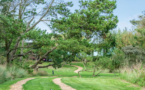 Wuantekica - 410M from the Sea: Gulvbelægning, Væg, Etage, Indretning, Træ, Loft, Trægulve, Belysning, Møbel, Laminat Gulv