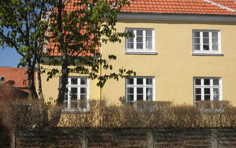 Tobias - 800M from the Sea: Bygning, Væg, Vindue, Facade, Hus, Hjem, Arkitektur, Boligområde, Skydevindue, Mursten
