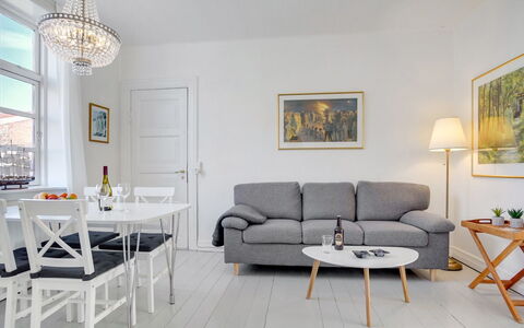 Tobias - 800M from the Sea: Møbel, Indretning, Gulvbelægning, Etage, Stol, Bord, Træ, Couch, Stue, Spisestue