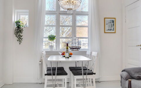 Tobias - 800M from the Sea: Møbel, Indretning, Gulvbelægning, Etage, Bord, Træ, Spisestue, Loft, Stol, Køkken & Spisebord