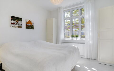 Tobias - 800M from the Sea: Seng, Møbel, Indretning, Soveværelse, Etage, Gulvbelægning, Træ, Sengetøj, Loft, Sengetøj