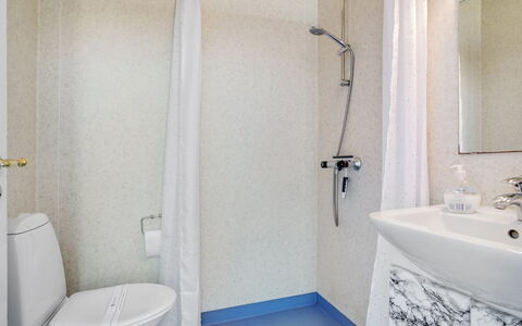 Tobias - 800M from the Sea: Gulvbelægning, Væg, Etage, Sanitærarmatur, Indretning, Badeværelse, Værelse, Vvs, Badeværelsesvask, Håndvask