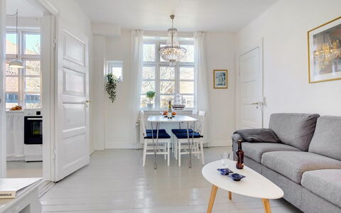 Tobias - 800M from the Sea: Møbel, Gulvbelægning, Indretning, Etage, Træ, Stue, Couch, Loft, Trægulve, Hjem