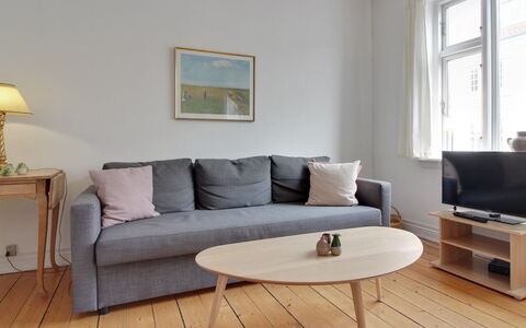 Gyrth - 250M from the Sea: Møbel, Indretning, Stol, Gulvbelægning, Bord, Udvej, Etage, Loft, Værelse, Eco Hotel
