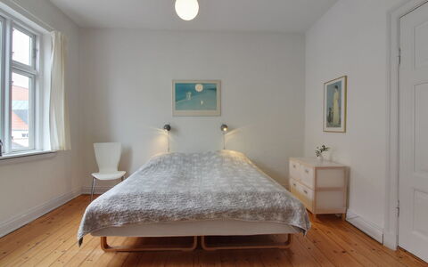 Gyrth - 250M from the Sea: Møbel, Indretning, Stol, Gulvbelægning, Bord, Udvej, Etage, Loft, Værelse, Eco Hotel
