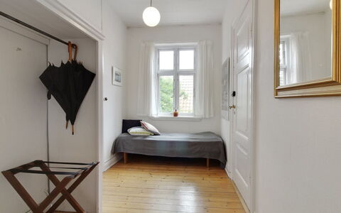 Gyrth - 250M from the Sea: Møbel, Indretning, Stol, Gulvbelægning, Bord, Udvej, Etage, Loft, Værelse, Eco Hotel