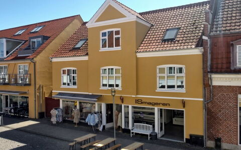 Gyrth - 250M from the Sea: Møbel, Indretning, Stol, Gulvbelægning, Bord, Udvej, Etage, Loft, Værelse, Eco Hotel