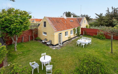 Helny - 300M from the Sea: Hjem, Sommerhus, Veranda, Hårdttræ, Sidespor, Dæk, Skygge, Planke, Estate, Garden Bygninger