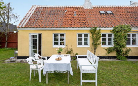 Helny - 300M from the Sea: Hjem, Sommerhus, Veranda, Hårdttræ, Sidespor, Dæk, Skygge, Planke, Estate, Garden Bygninger
