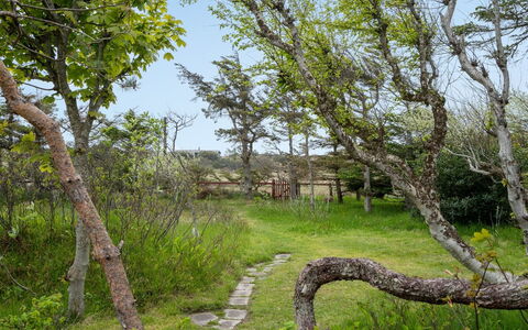 Helny - 300M from the Sea: Hjem, Sommerhus, Veranda, Hårdttræ, Sidespor, Dæk, Skygge, Planke, Estate, Garden Bygninger