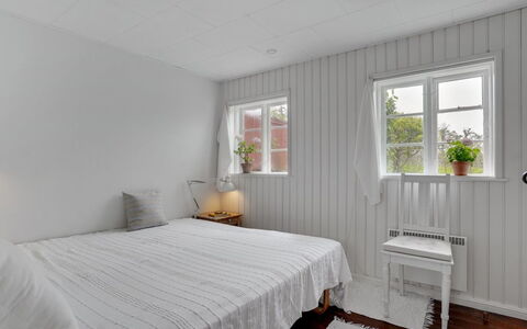 Helny - 300M from the Sea: Gulvbelægning, Træ, Etage, Indretning, Loft, Soveværelse, Seng, Trægulve, Sengetøj, Værelse