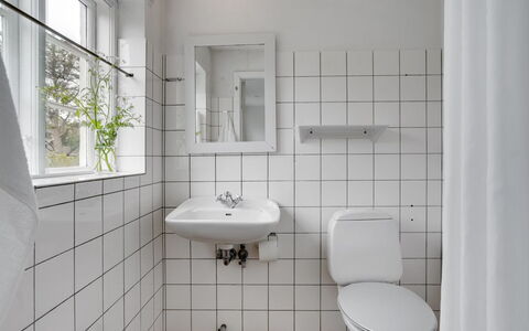 Helny - 300M from the Sea: Sanitærarmatur, Badeværelse, Gulvbelægning, Etage, Håndvask, Badeværelsesvask, Indretning, Vvs, Tap, Toilet