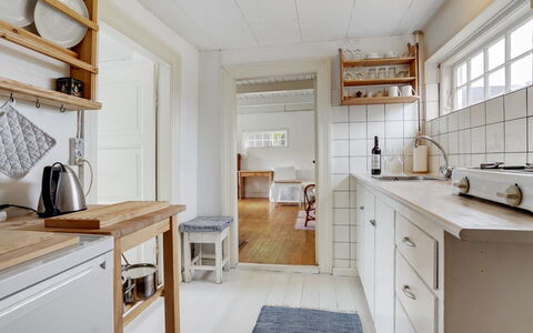 Helny - 300M from the Sea: Gulvbelægning, Køkken, Indretning, Cabinetry, Countertop, Træ, Etage, Møbel, Køkken Apparat, Loft