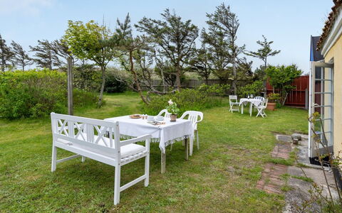 Helny - 300M from the Sea: Møbel, Busk, Have, Bord, Stol, Udendørs Møbler, Skygge, Udendørs Bord, Landscaping