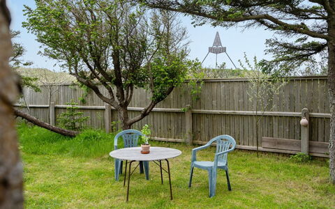 Helny - 300M from the Sea: Møbel, Udendørs Møbler, Have, Udendørs Bord, Lawn, Stol, Backyard, Gård, Skygge, Landscaping