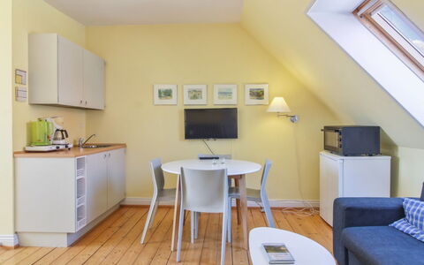 Siggut - 250M from the Sea: Sommerhus, Have, Sidespor, Garden Bygninger, Skygge, Gård, Backyard, Lawn, Stuehus, Landscaping