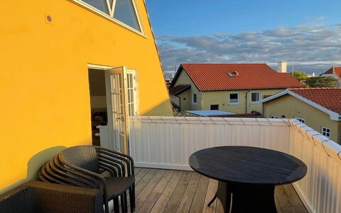 Jarkko - 200M from the Sea: Loft, Gulvbelægning, Indretning, Etage, Kompositmateriale, Møbel, Udvej, Hotel, Design, Dagslys