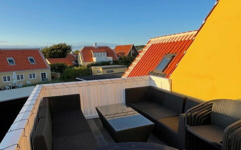 Jarkko - 200M from the Sea: Loft, Gulvbelægning, Indretning, Etage, Kompositmateriale, Møbel, Udvej, Hotel, Design, Dagslys