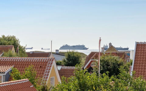 Jarkko - 200M from the Sea: Hus, Tag, Boligområde, Hjem, Morgen, Hav, Sollys, Forstad, Kyst