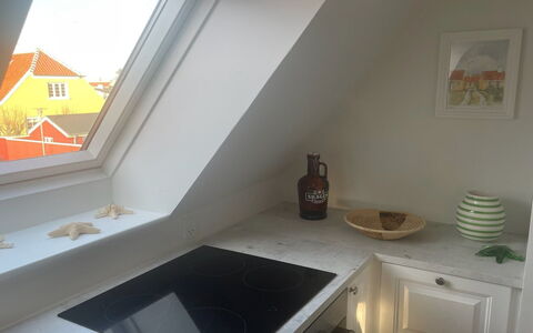 Jarkko - 200M from the Sea: Countertop, Bejdse, Hårdttræ, Sanitærarmatur, Cabinetry, Køkken, Flise, Komfur, Større Bandage, Attic