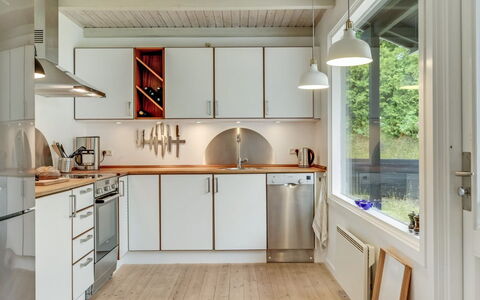 Sverkel - 700M from the Sea: Køkken, Countertop, Køkken Apparat, Indretning, Gulvbelægning, Træ, Loft, Lysarmatur, Større Bandage, Cabinetry