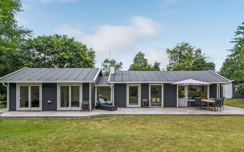 Sverkel - 700M from the Sea: Græs, Busk, Hus, Have, Hjem, Sommerhus, Land Lot, Lawn, Bunddække