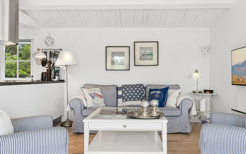 Ylermi - 1.5Km from the Sea: Møbel, Couch, Indretning, Loft, Stue, Hjem, Værelse, Throw Pillow
