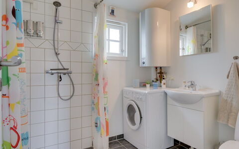 Ylermi - 1.5Km from the Sea: Indretning, Sanitærarmatur, Gulvbelægning, Etage, Badeværelse, Håndvask, Tap, Vaskemaskine, Vvs, Værelse