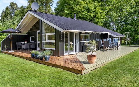 Marjatta - 850M from the Sea: Tag, Sommerhus, Estate, Skygge, Have, Veranda, Gård, Garden Bygninger, Design, Udendørs Struktur