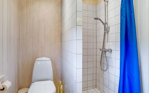 Marjatta - 850M from the Sea: Toiletbræt, Badeværelse, Væg, Gulvbelægning, Toilet, Sanitærarmatur, Etage, Indretning, Vvs, Flise