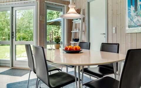 Marjatta - 850M from the Sea: Boligområde, Tag, Forstad, Indkørsel, Estate, Skorsten